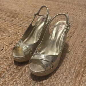 Lilly Pulitzer Gold Wedge EUC